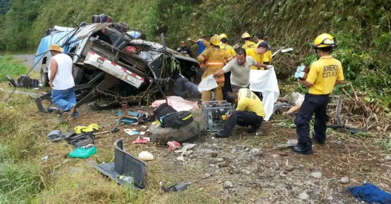 LATINOAMÉRICA Al menos nueve muertos tras la caída de autobús a un