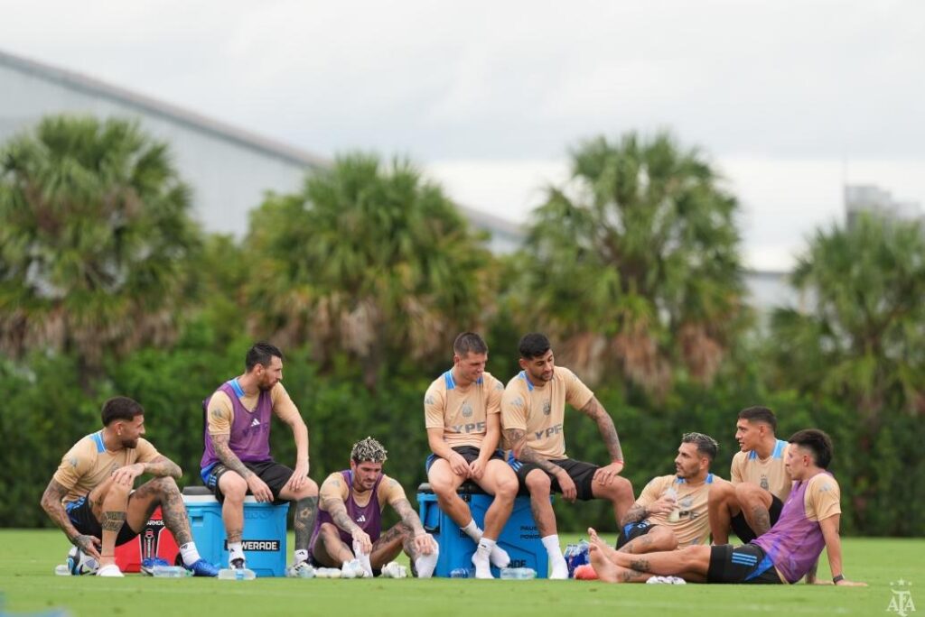 los jugadores de la selección en un descanso durante la práctica